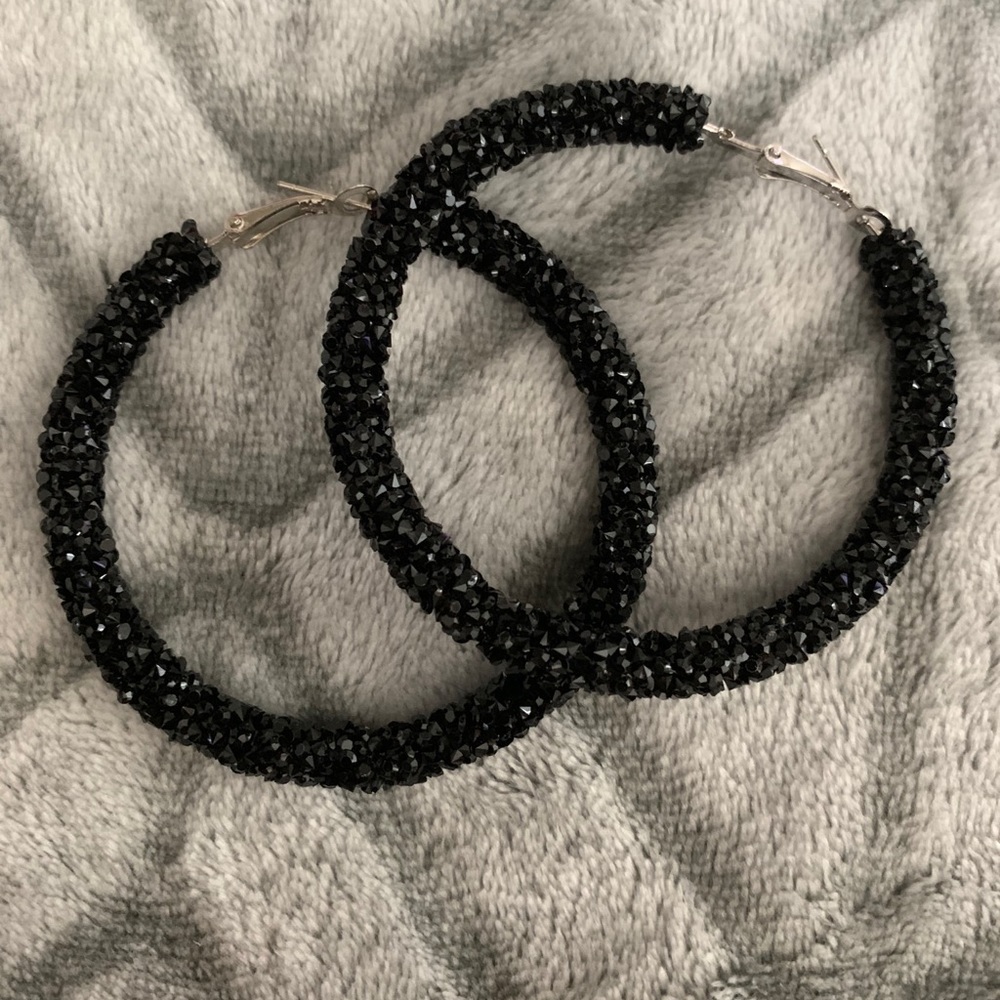 Beaded black hoops earrings. 🔥